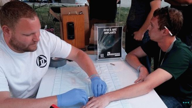 Dangerous Things CEO Amal Graafstra installs a microchip at ToorCamp.