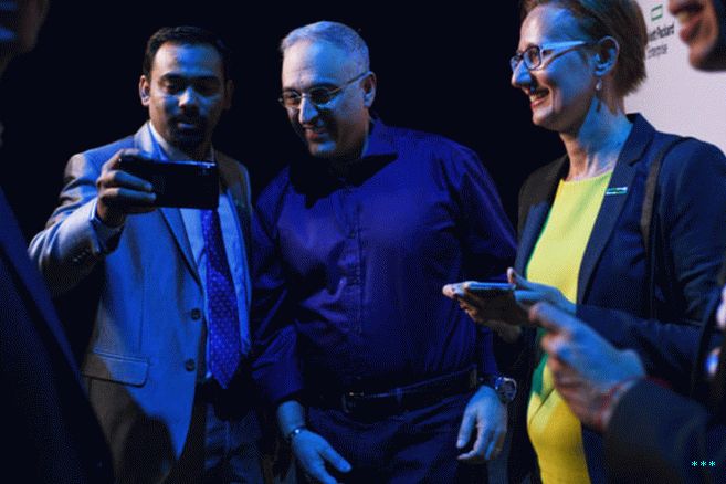 Neri, here posing for a selfie with Discover attendees, has been řízení kulturní změny na HPE vytvořené Nerim a bývalým generálním ředitelem  Meg Whitman.