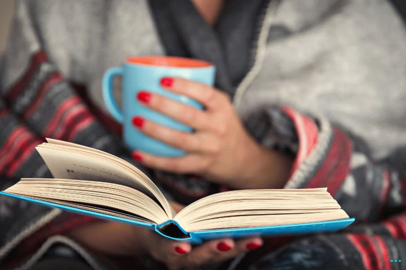 Fotografie fotografie přikrývky zabalené do knihy s knihou.