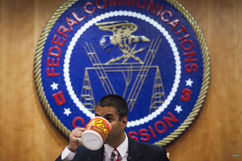 Předseda FCC Ajit Pai pije z obrovského hrnečku na kávu před pečetí FCC.