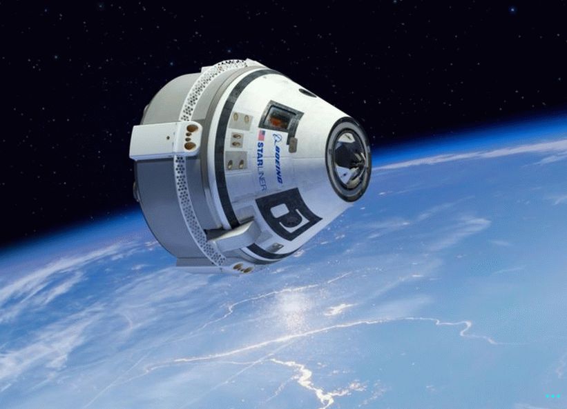 Obrázek kosmické lodi Boeing Starliner vysoko nad zemí