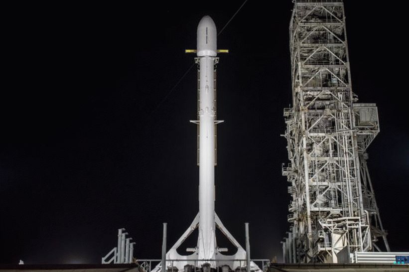 Raketa Falcon 9 a její užitečné zatížení Zuma jsou vidět na startovní ploše v listopadu.
