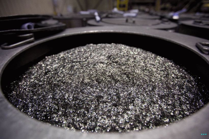 Žíhané neodymové železné bórové magnety sedí v sudu před tím, než jsou rozdrceny na prášek v továrně společnosti Neo Material Technologies v c. na Magnequench Tianjin Co. v čínském Tianjinu v pátek 11. června 2010. Fotograf: Doug Kanter / Bloomberg via Getty  Snímky.