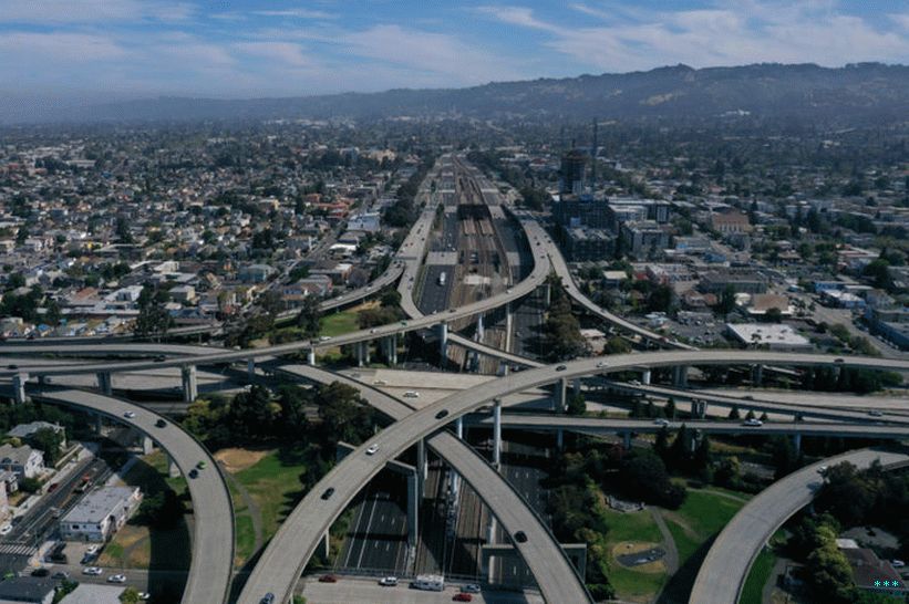 Provoz se pohybuje přes křižovatku podél Interstate 580 25. července 2019 v Oaklandu v Kalifornii.