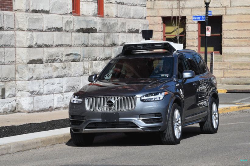 Uber samohybné auto narazí na jiné auto v Pittsburghu