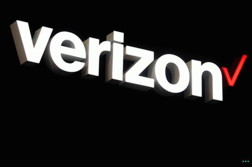 Logo Verizon na černém pozadí.
