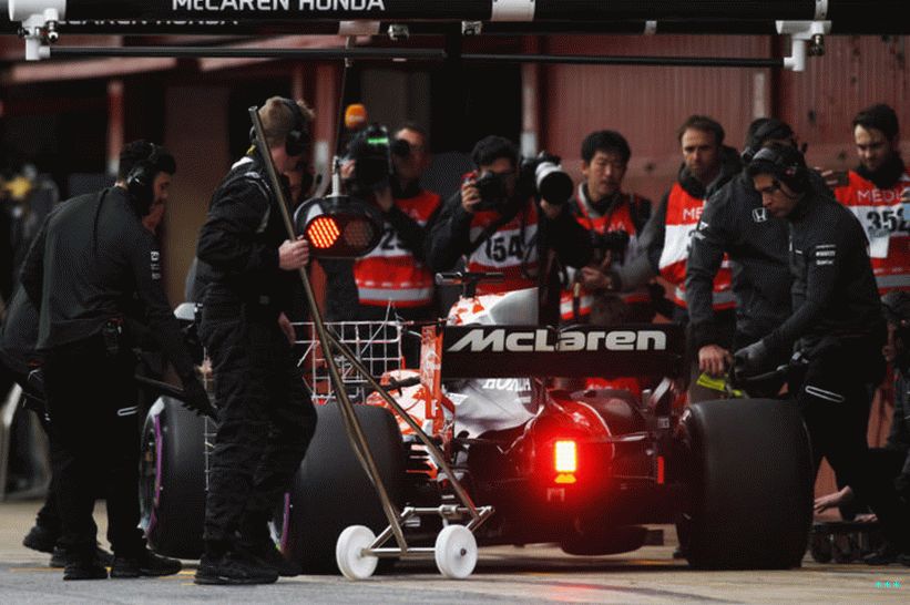 Testování McLarenu v Barceloně v období před sezónou F1 2017. Test nešel dobře ...
