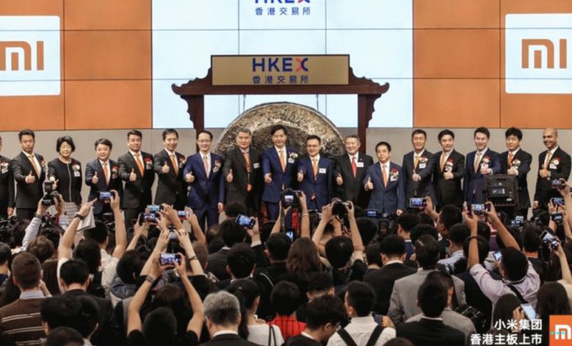 Muži v oblecích představují obraz.